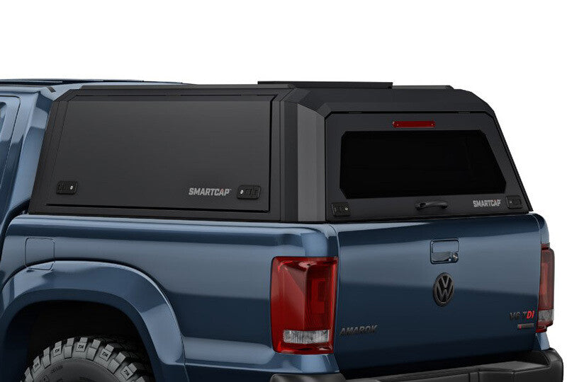 Amarok blu scuro e RSI SMARTCAP EVOa nero: Un duo di avventura e stile