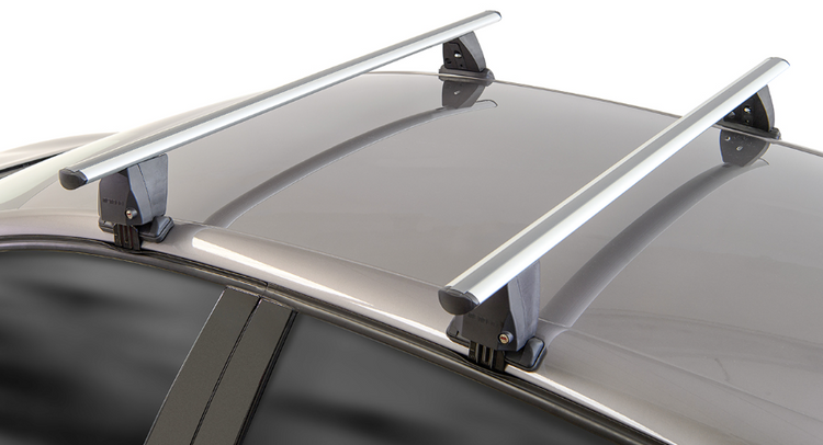 due barre portatutto grigie fissate sul tetto di un veicolo scuro su uno sfondo bianco
