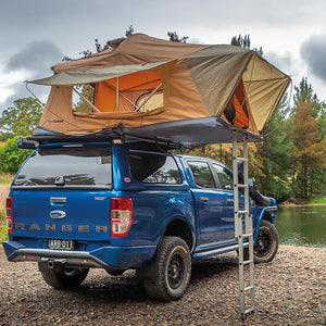 ARB-ROOFTOP-TENT-FLINDERS-TRAVEL-CAMPING-GEAR-4X4-BIVOUAC-OUTDOOR-TRAVELLING-3-PERSONE SU UN FORD RANGER BLEUE 