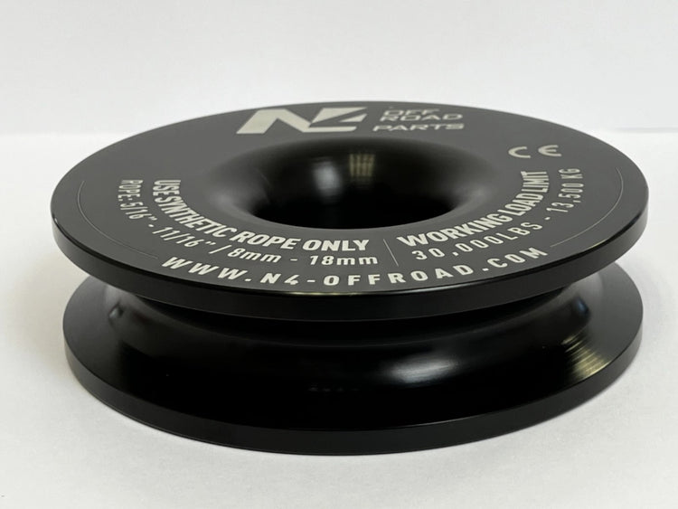 Anello di scogliera nero per corda da 8 a 18 mm su sfondo grigio