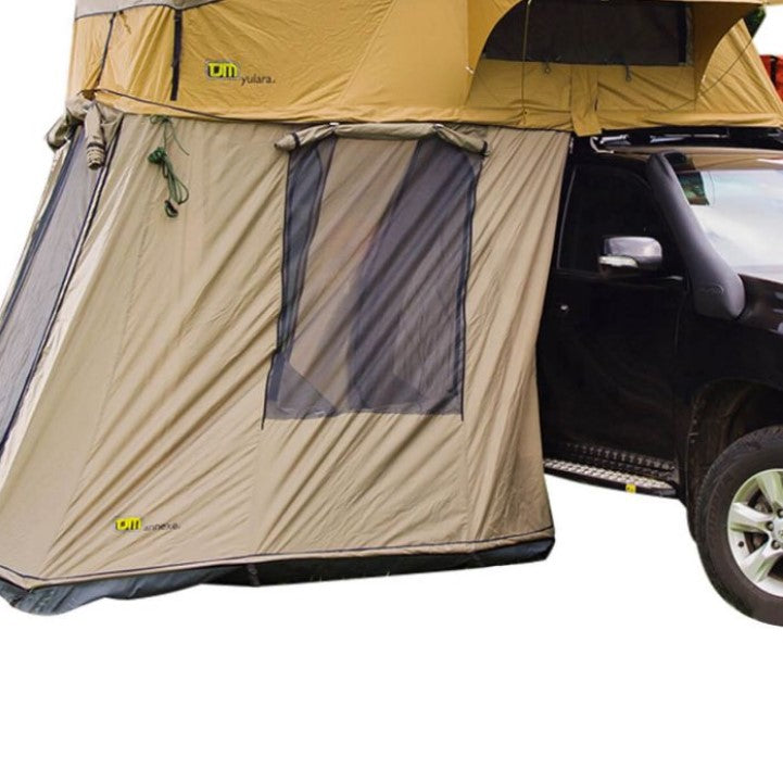 veicolo equipaggiato con una tenda da tetto e un tender marrone