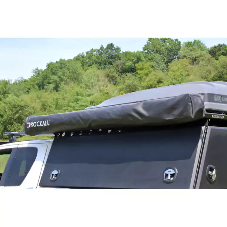 tenda da sole Rockalu chiusa nel suo coperchio e installata su Hardtop