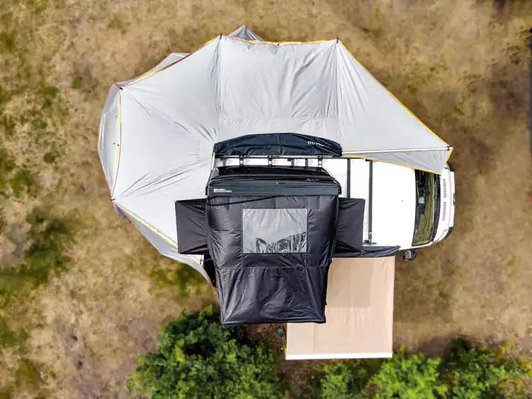 vista aerea di un pick-up con una tenda da sole dispiegata sopra di esso