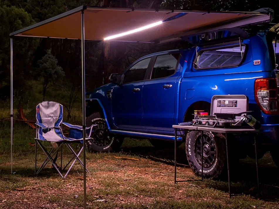 Ford Ranger blu su un bivacco con una tenda laterale ARB 2500mm