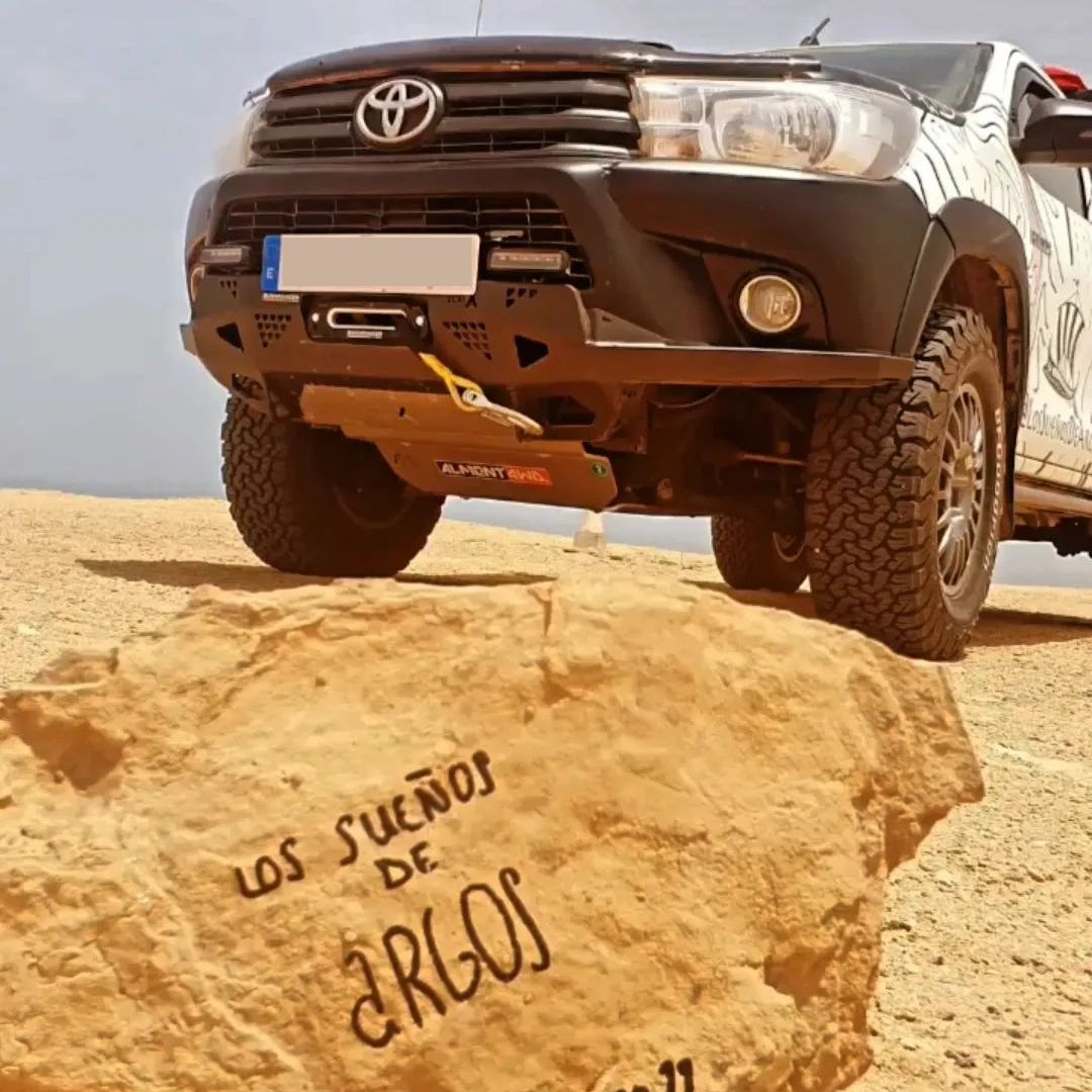 Hilux Invencible con paraurti in acciaio nel deserto