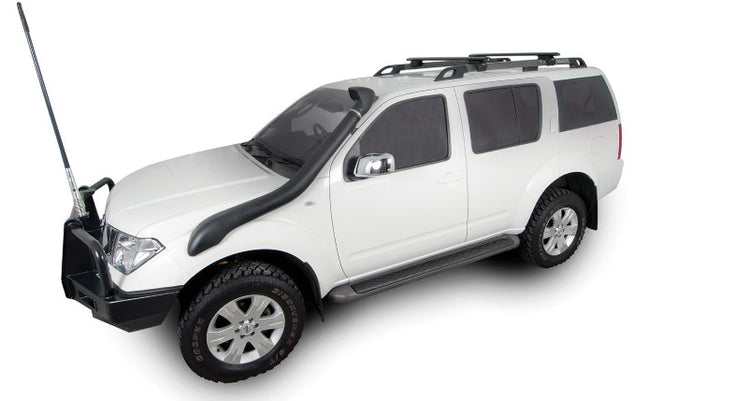 Nissan Pathfinder R51 bianco con snorkel e 2 barre longitudinali