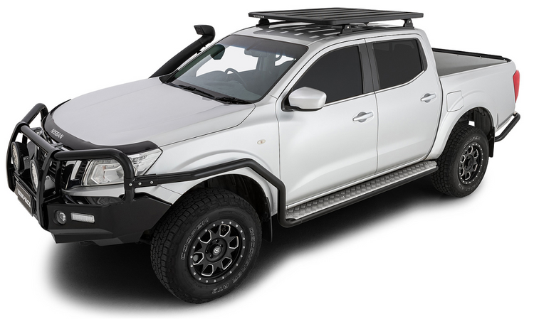 Nissan Navara bianco con snorkel, portapacchi e paraurti