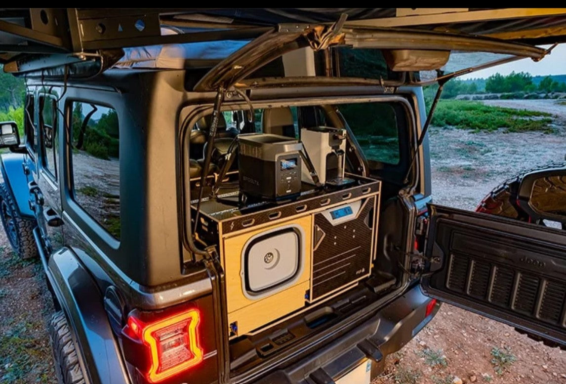Jeep wrangler JL completamente equipaggiata per viaggiare con una tenda da sole e un box interno
