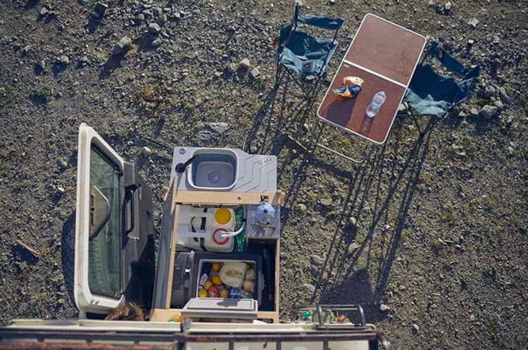 Vista dall'alto di una scatola FLV con lattine