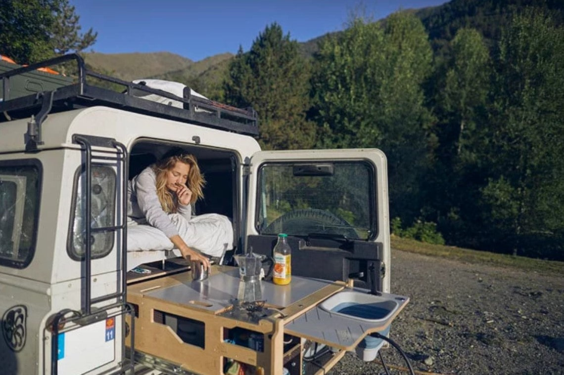 Donna che beve caffè su scatola di legno FLV