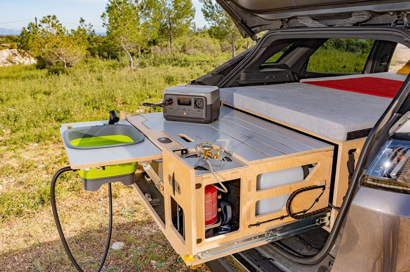 Scatola montata e dispiegata in un baule con un lavandino e una batteria ecoflow