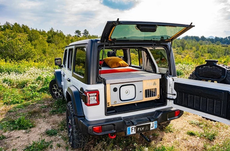 Jeep Wrangler JL 4XE allestita in legno con un materasso