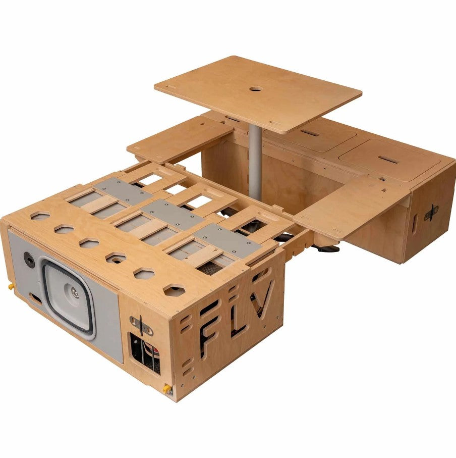 Interno del box FLV con piedistallo e tavolo in legno