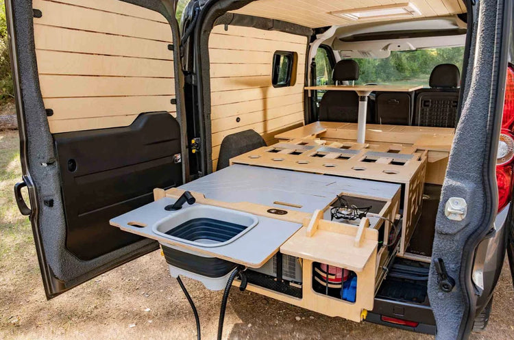 interno di un veicolo con finiture in legno e zona cucina