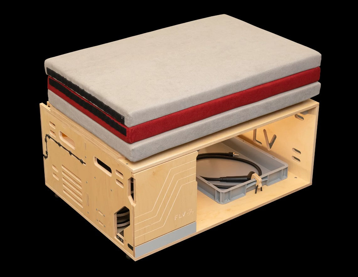 cassetta di legno con materasso ripiegato