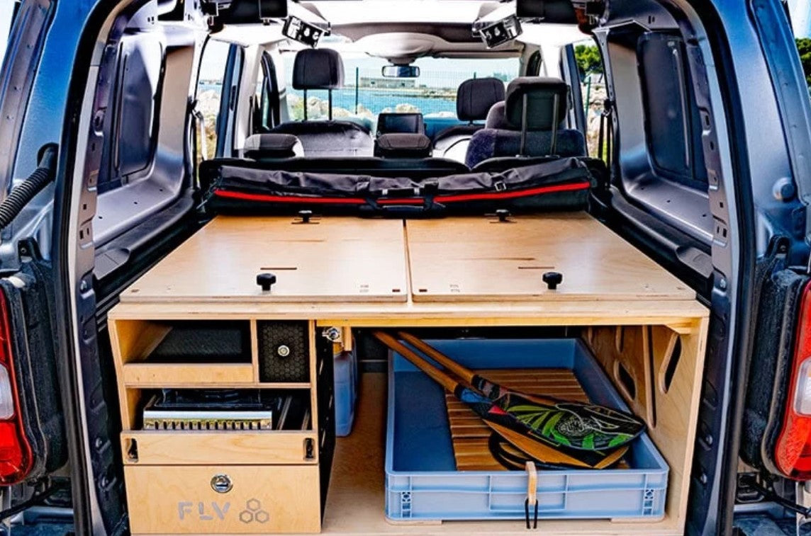 Cassetta di legno in un furgone trasformato