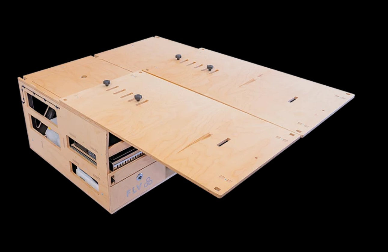 due tavole di legno su una cassetta attrezzata