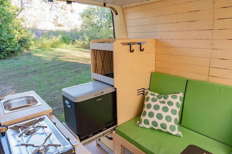 panchina verde in un furgone con mobili e frigorifero