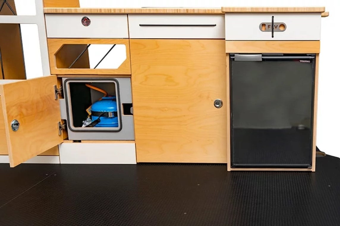 Area cucina van con gas, acqua e frigorifero
