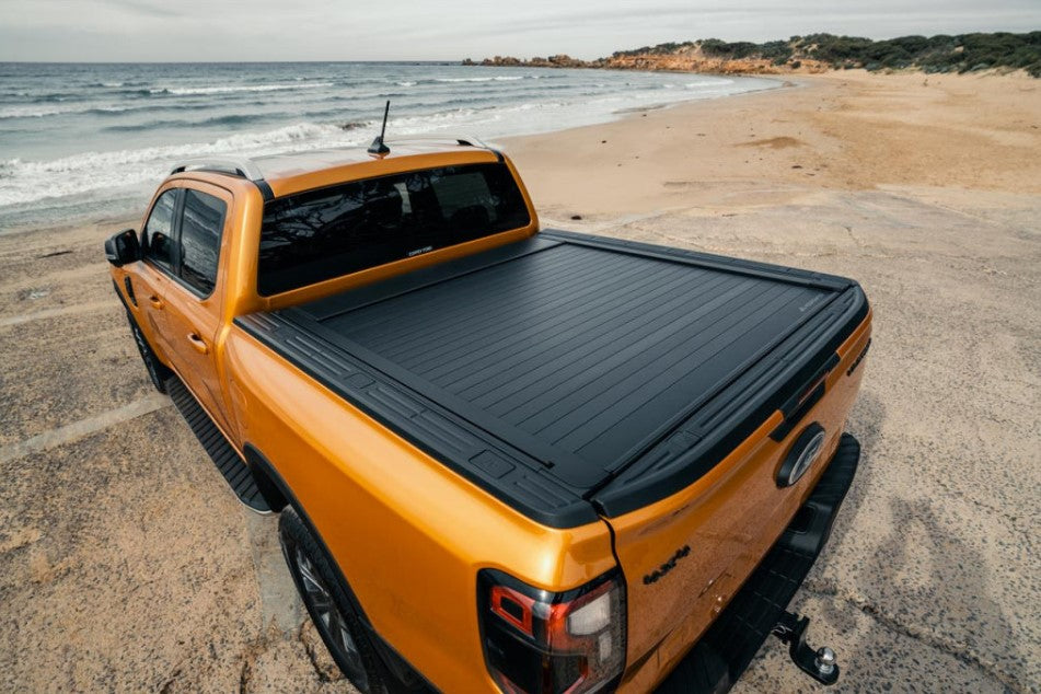 Ford Ranger arancione sulla spiaggia con parafango nero