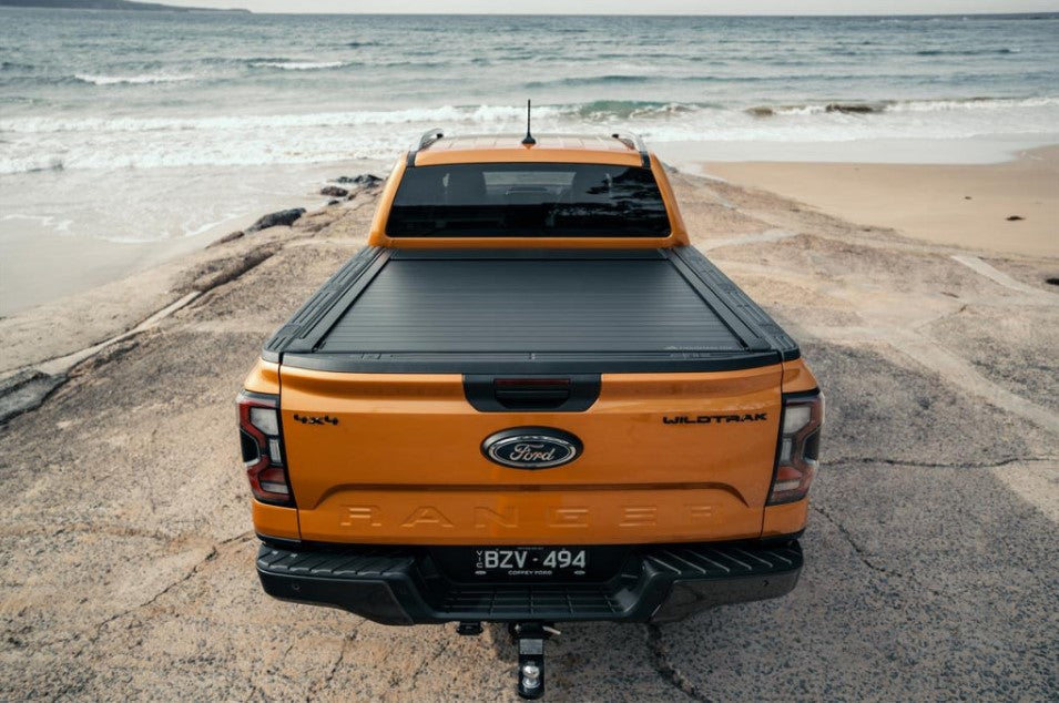 vista posteriore di una ford ranger oranger davanti al mare