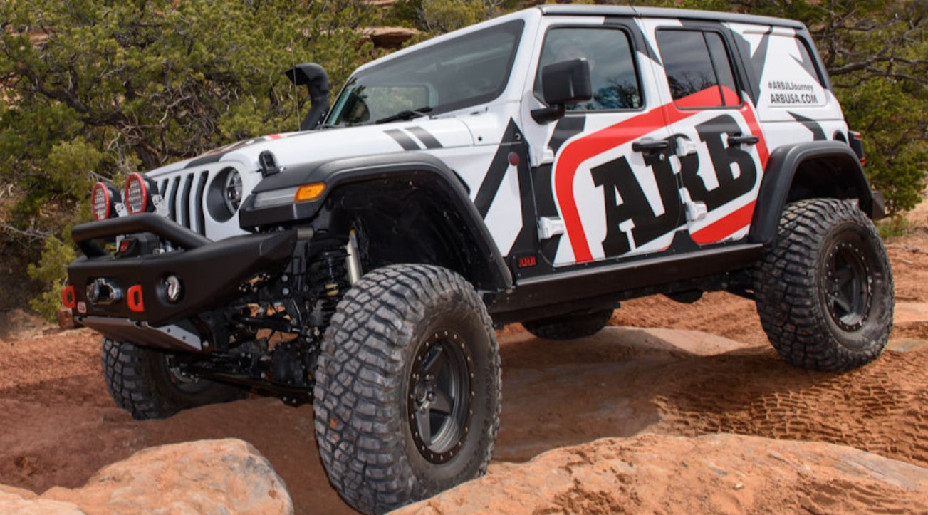 Jeep wrangler JL logo bianco arb in rock