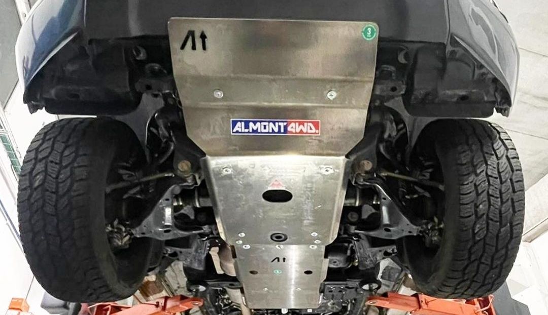 Almont4WD Grigio di protezione in alluminio e pneumatici fuoristrada