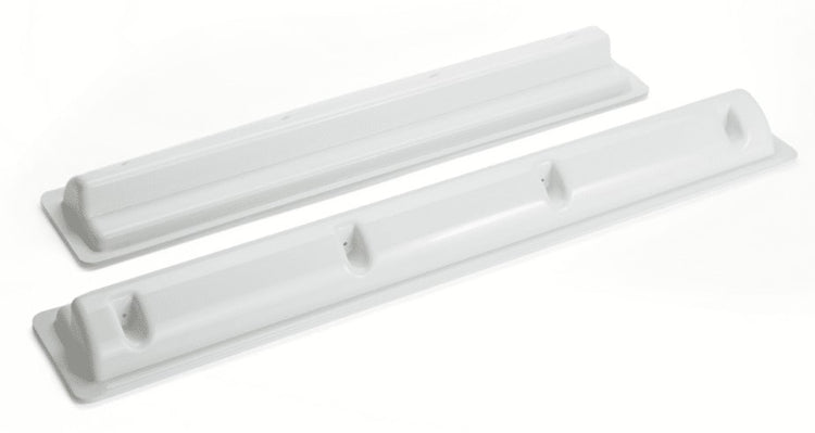 due barre di plastica bianca per il montaggio dei pannelli solari