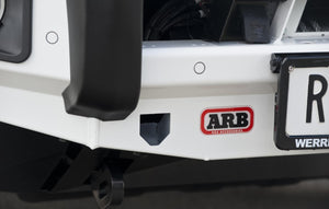 Paraurti ARB Deluxe bianco anteriore su Jeep Grand Cherokee