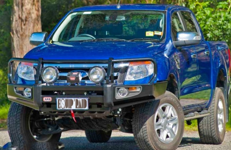 Veicolo Ford blu con paraurti in acciaio nero sulla parte superiore