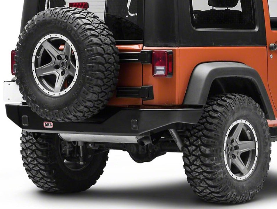 Posteriore di una Jeep Wrangler JK arancione con paraurti ARB