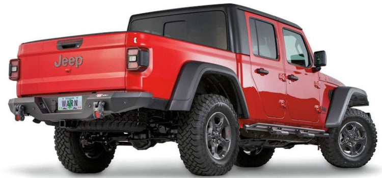 Jeep JT rossa con paraurti posteriore nero WARN