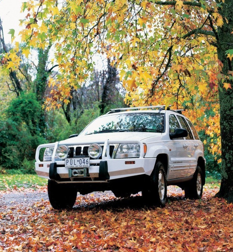 Jeep Grand Cherokee con paraurti ARB bianco in foglie