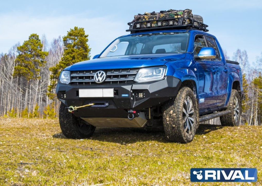 Volkswagen Amarok blu nell'erba con portapacchi