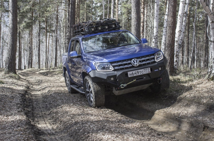 Volkswagen Amarok Blue in fuoristrada nei boschi