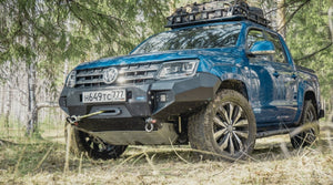 Vista frontale a 3/4 di un Volkswagen Amarok blu con paraurti Rival nero