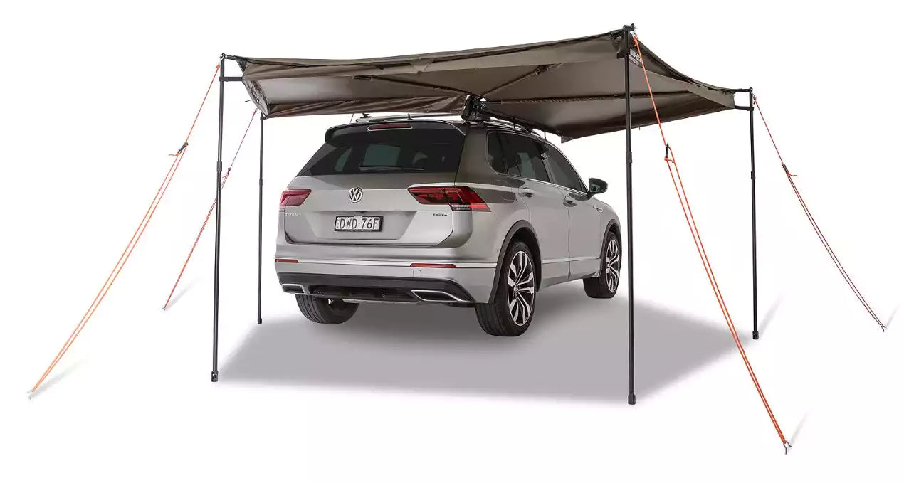 Tenda da sole di 2 metri Rhinorack dispiegata sul lato destro di una Volkswagen