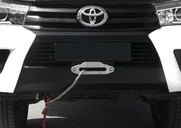 frontale di un veicolo con il logo Toyota