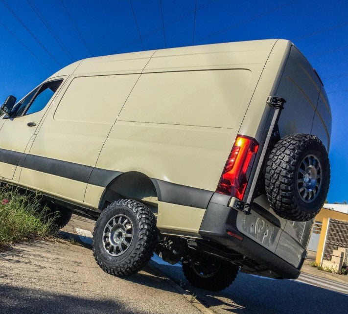 Mercedes Sprinter verde con portaruota posteriore sinistro