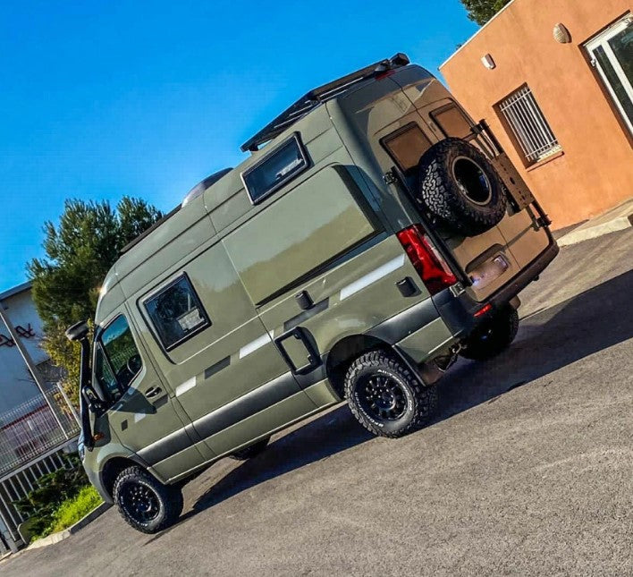 Mercedes Sprinter verde con prese d'aria laterali e passaruota posteriori