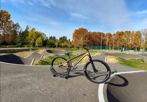 Skate park con bici marrone