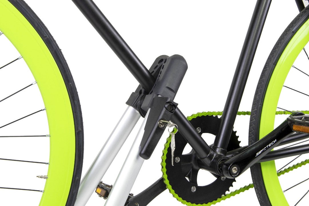 bicicletta con ruote verdi agganciate da una chiave Portabici