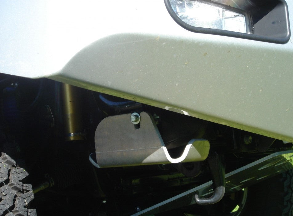 vista laterale di un veicolo nella parte anteriore con una parte metallica sotto il paraurti
