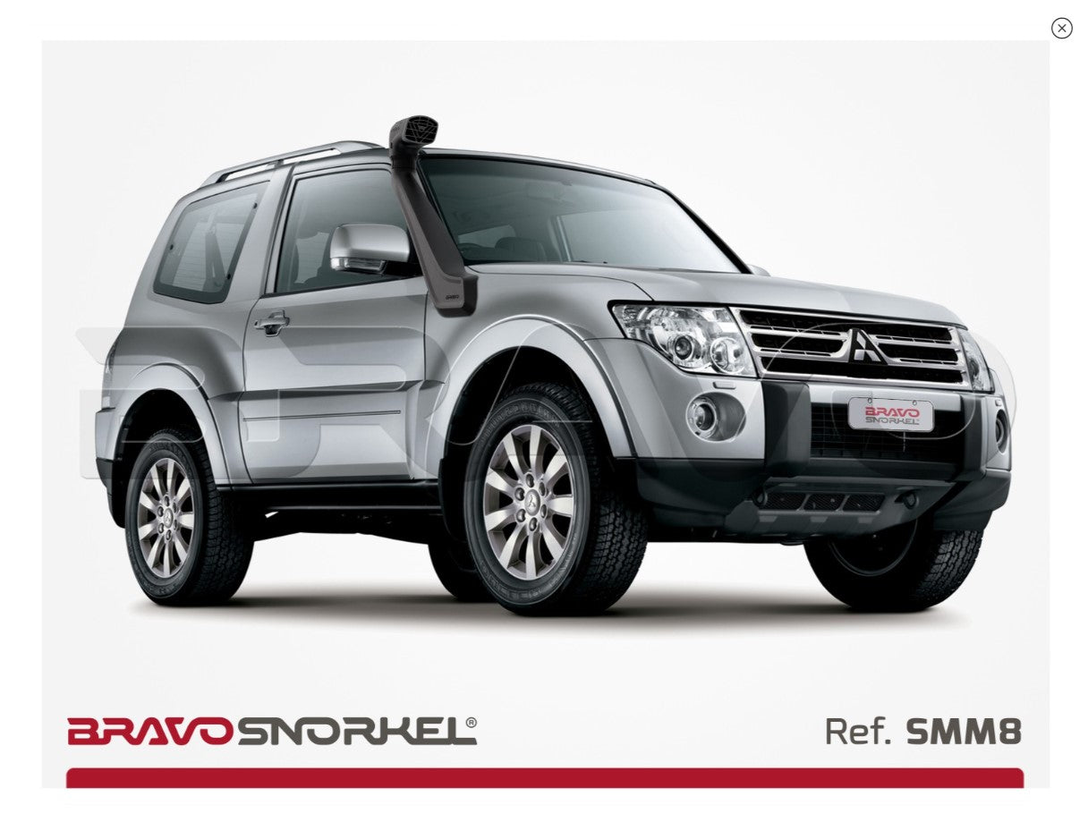 Mitsubishi Pajero grigio con snorkel nero Bravo Snorkel