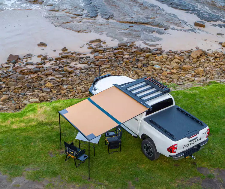 Pick-up parcheggiato in un bivacco con una tenda ARB dispiegata