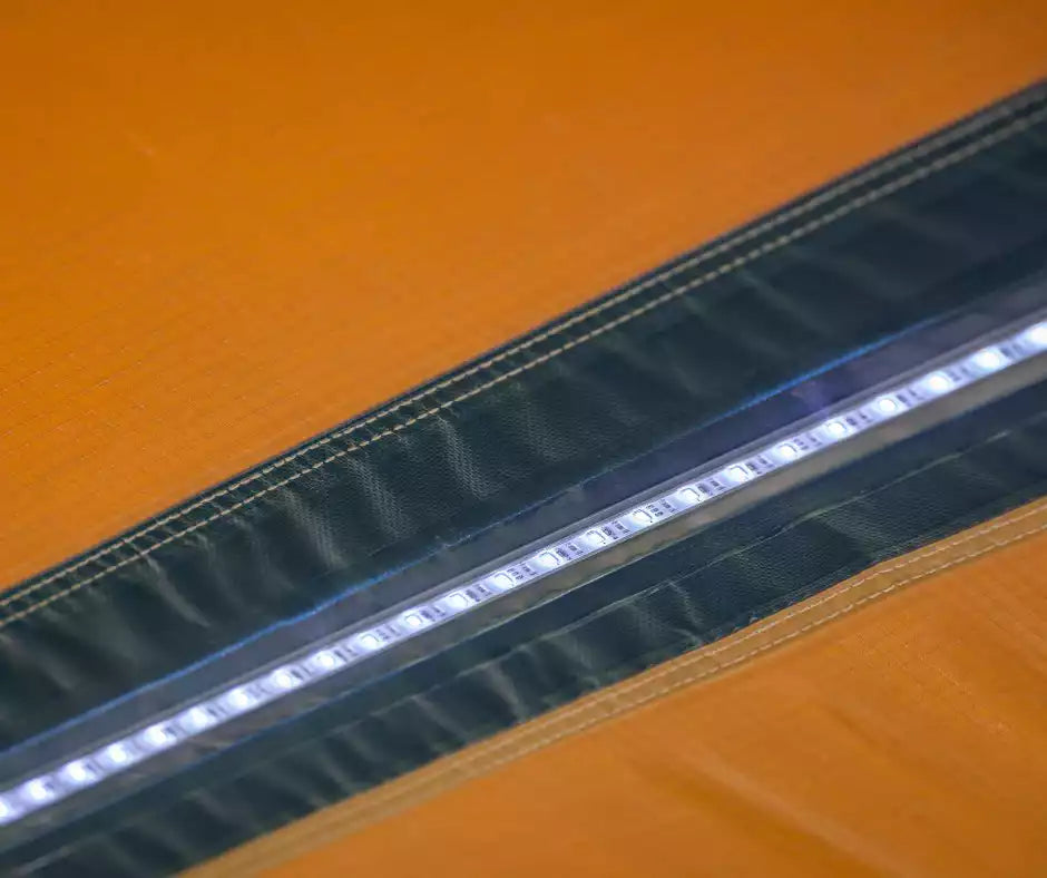 Striscia LED integrata nel tessuto di una tenda da sole in alluminio ARB Touring