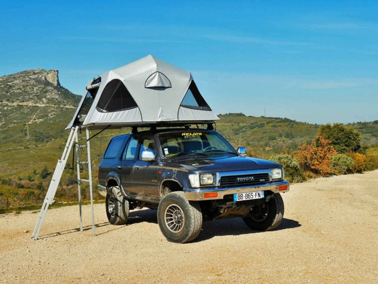 Toyota V8 davanti a una collina con una tenda da tetto