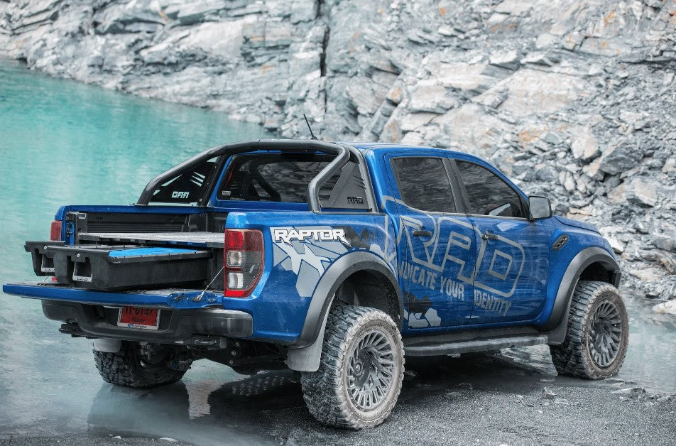 ford raptor blu in acqua con cassetto aperto