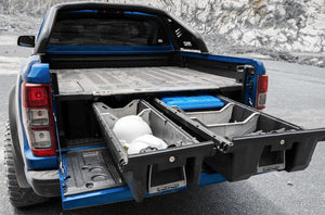 vista posteriore di una Ford blu con un cassetto a due piani aperto