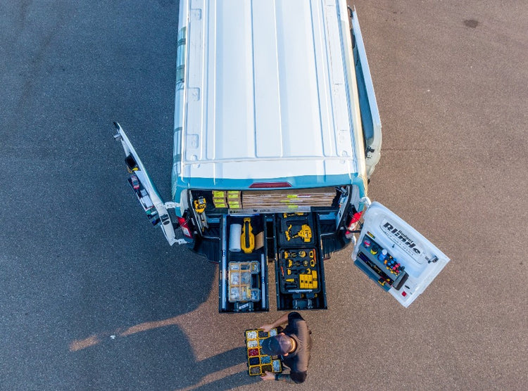 vista dall'alto di un furgone con due cassetti aperti